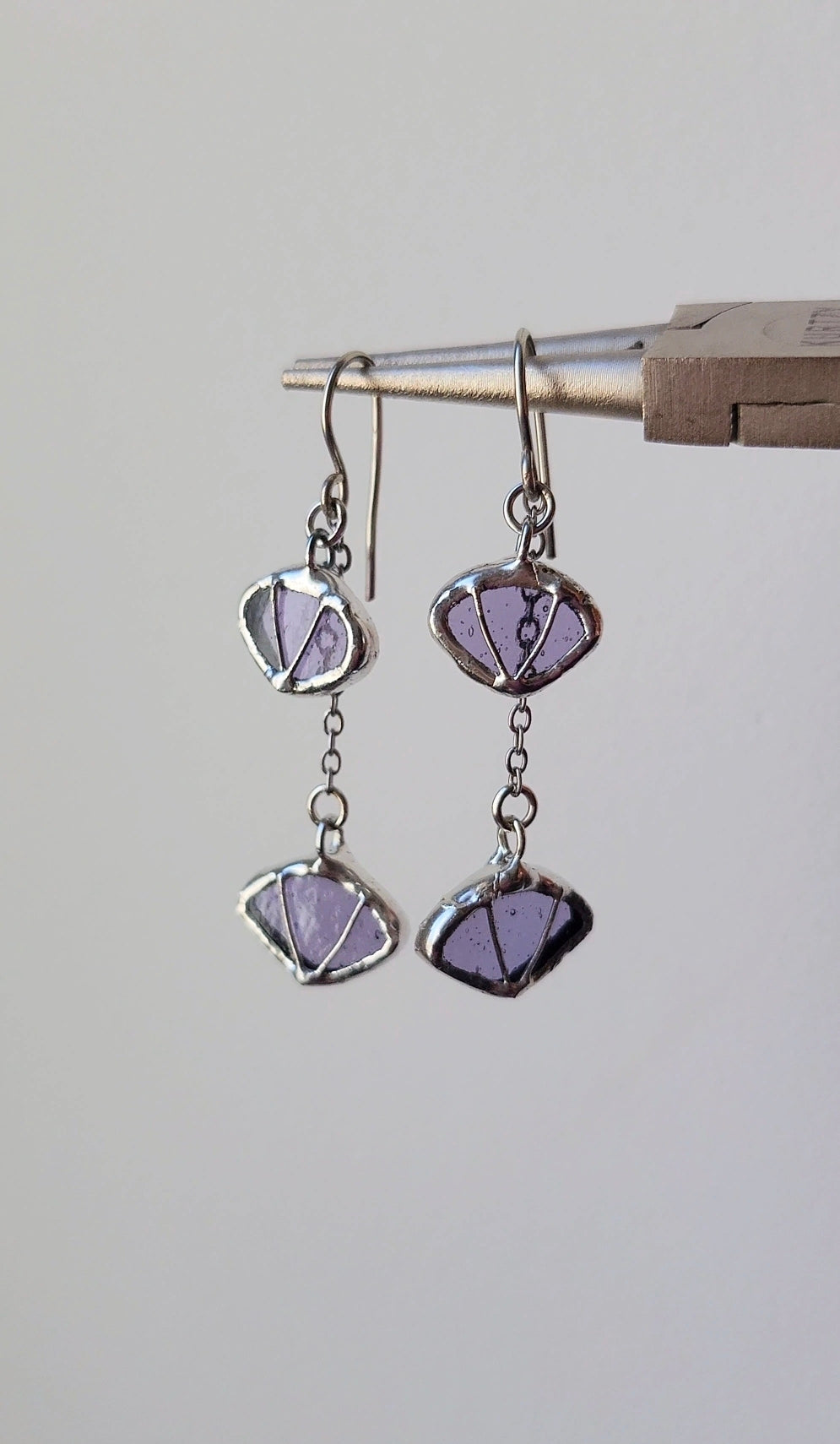 Boucles d’oreilles vitrail lavande – verre violet translucide, crochets cuivre, idée cadeau originale