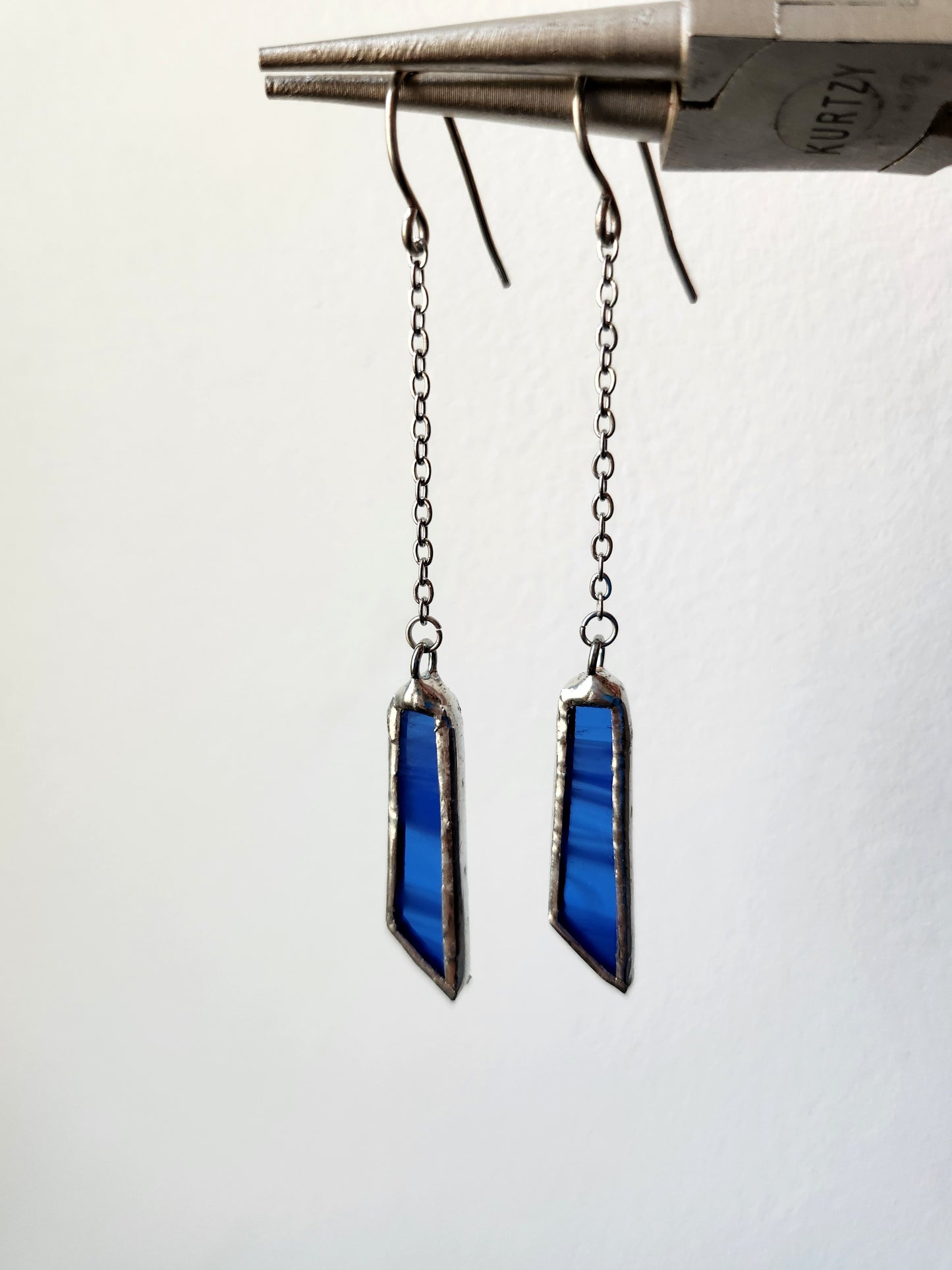 Boucles d’oreilles géométriques asymétriques en vitrail