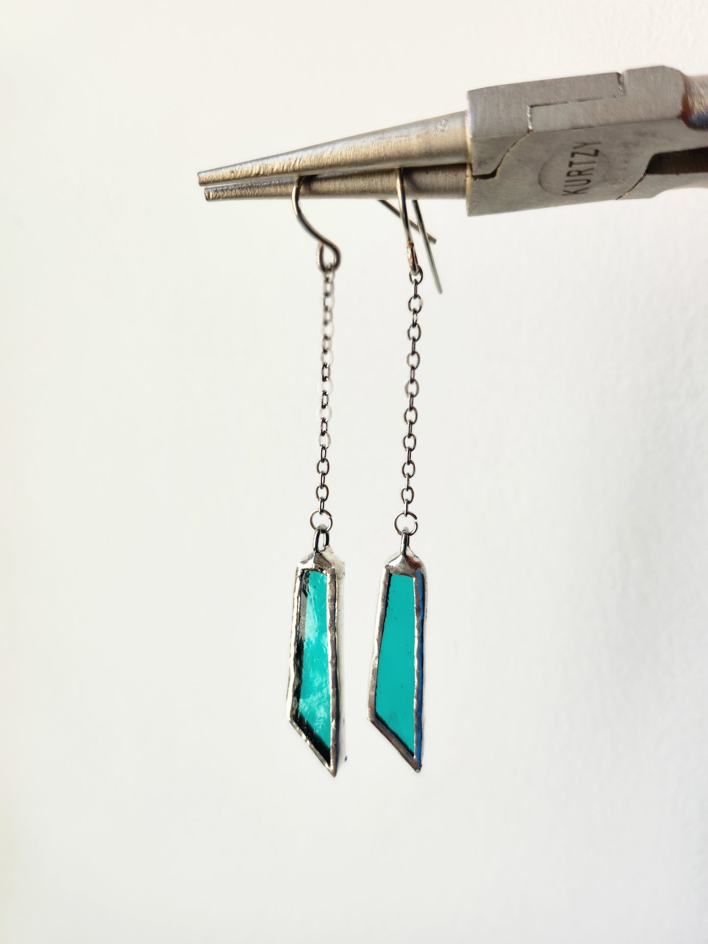 Boucles d’oreilles géométriques asymétriques en vitrail