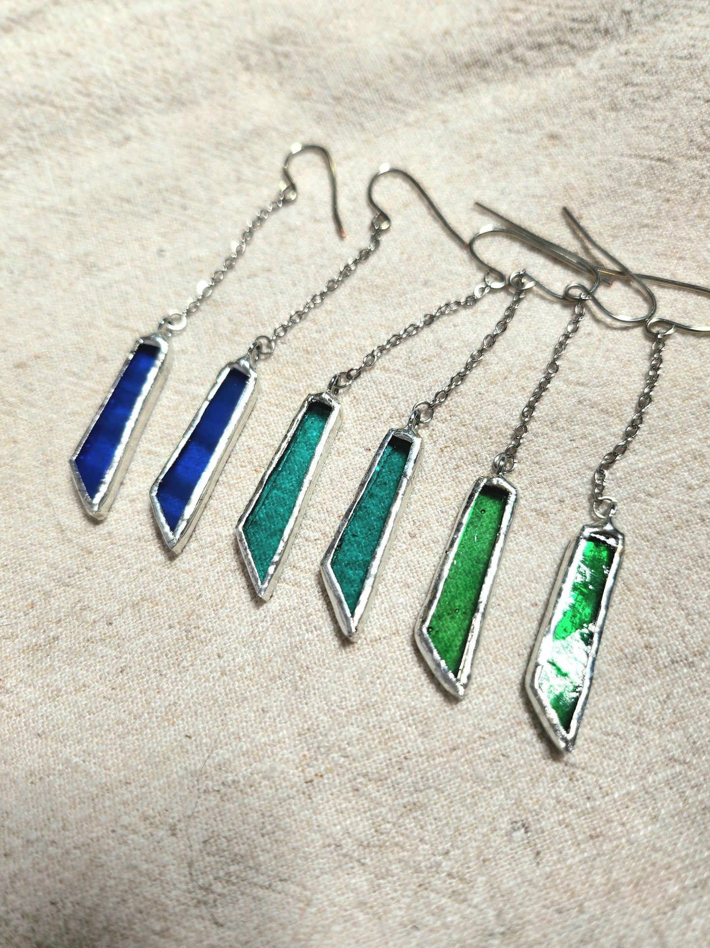 Boucles d’oreilles géométriques asymétriques en vitrail