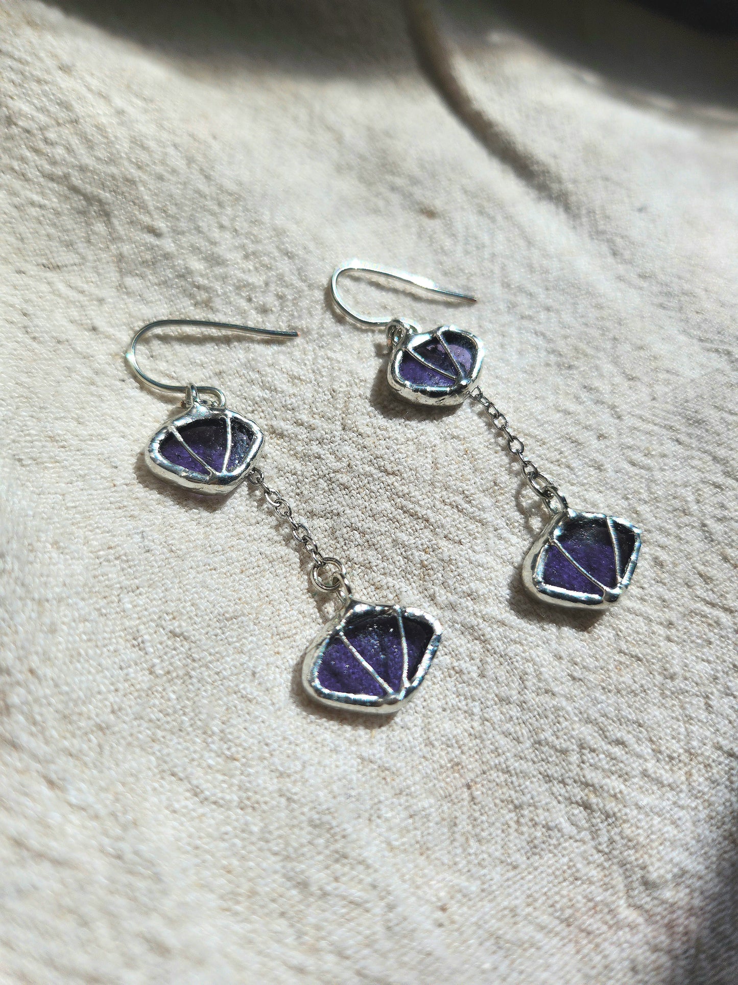 Boucles d’oreilles vitrail lavande – verre violet translucide, crochets cuivre, idée cadeau originale