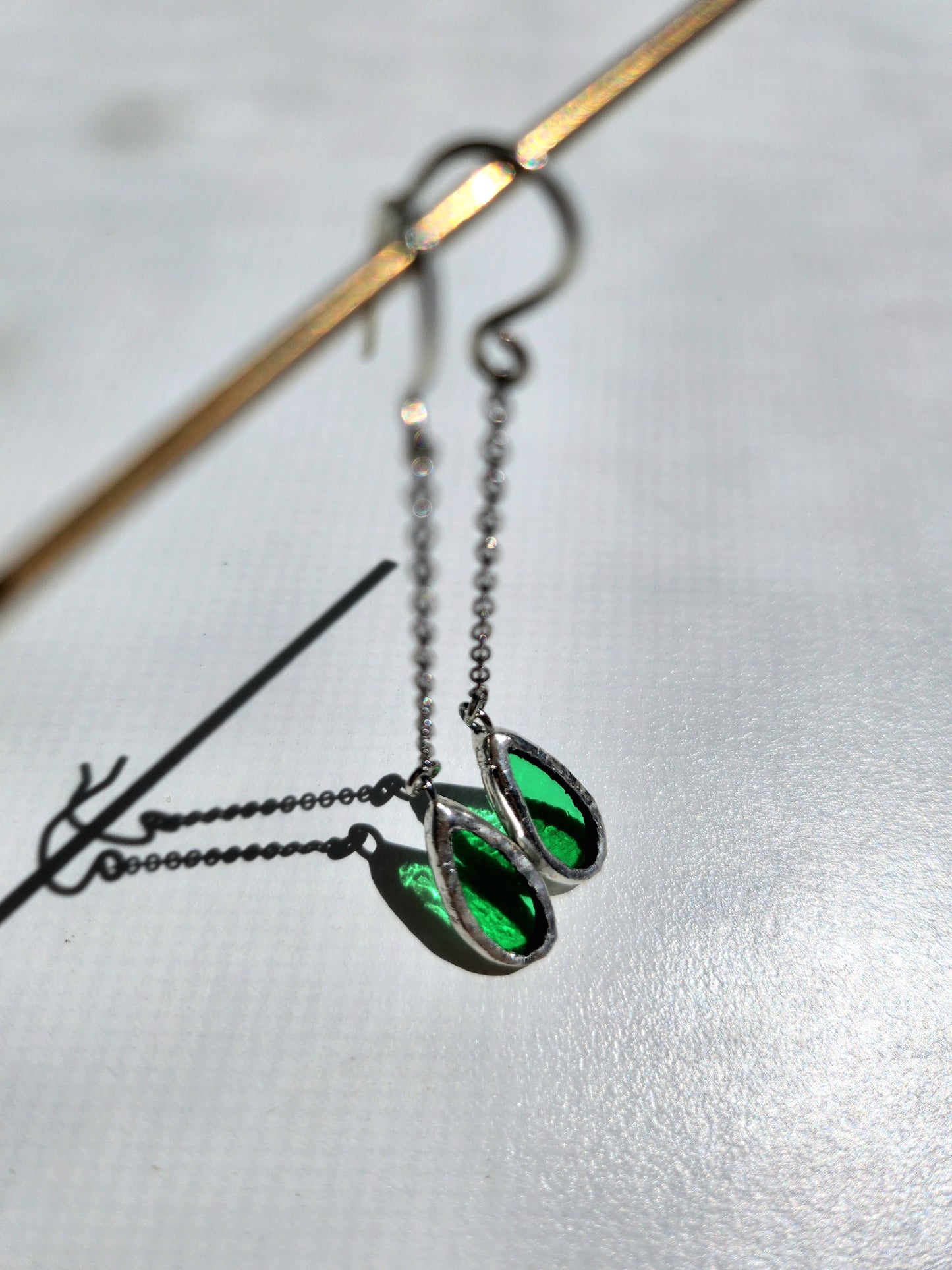 Boucle d'oreille chaîne en vitrail recyclé fait main