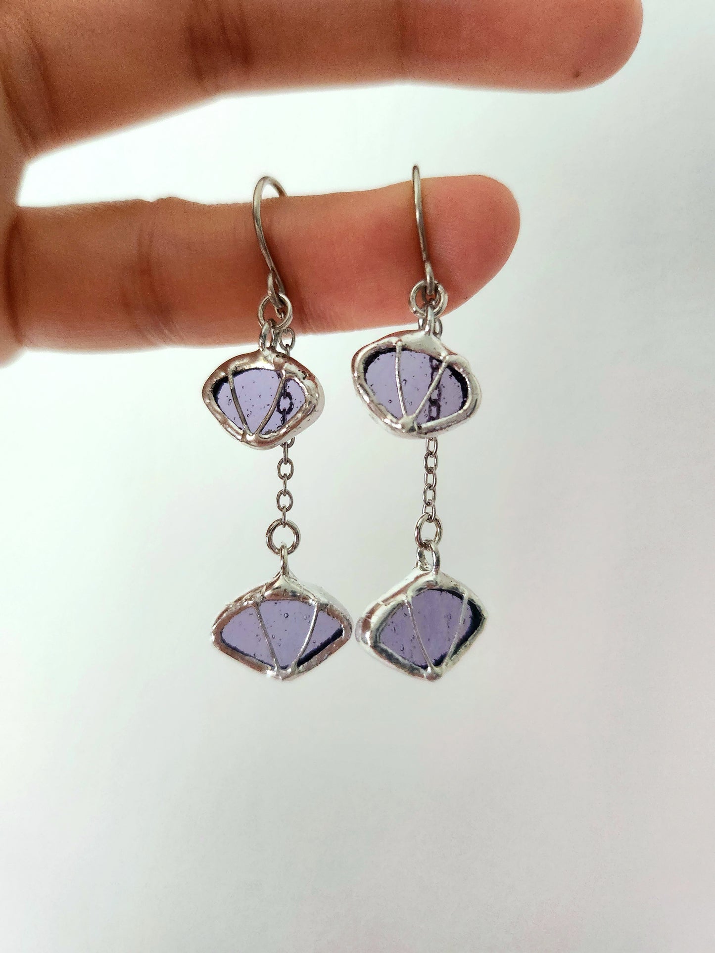 Boucles d’oreilles vitrail lavande – verre violet translucide, crochets cuivre, idée cadeau originale