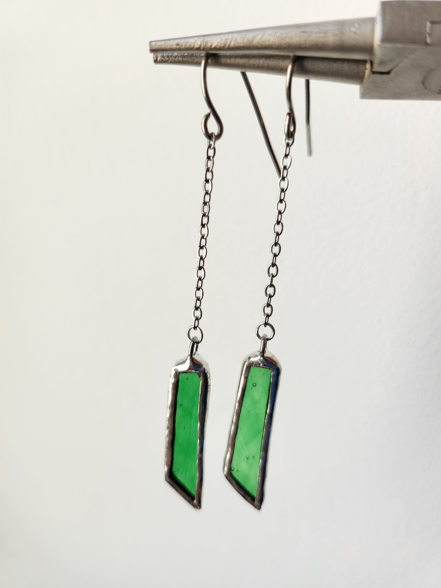 Boucles d’oreilles géométriques asymétriques en vitrail