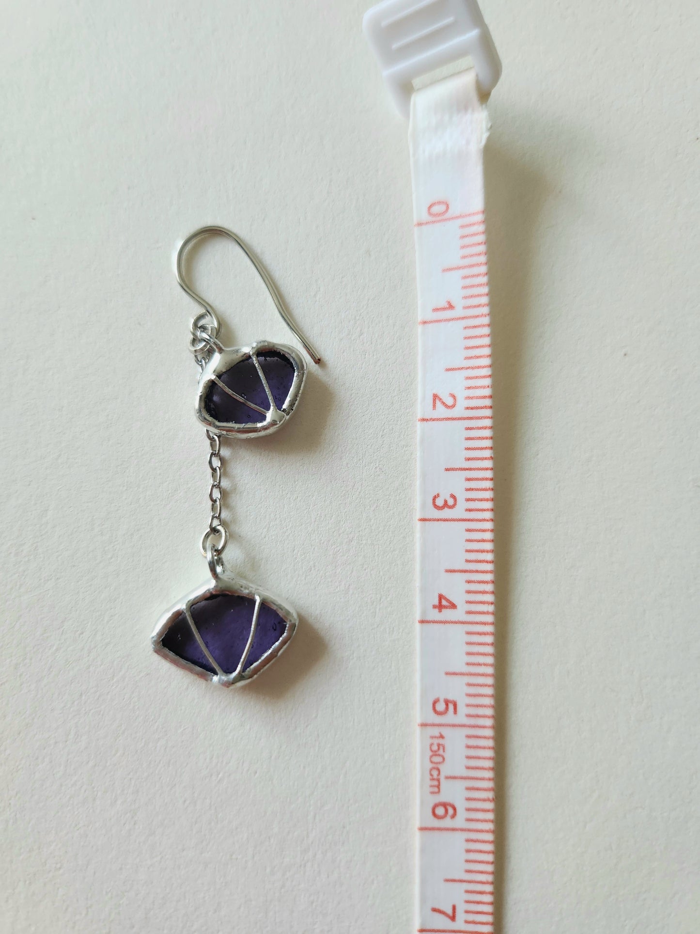 Boucles d’oreilles vitrail lavande – verre violet translucide, crochets cuivre, idée cadeau originale