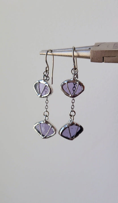 Boucles d’oreilles vitrail lavande – verre violet translucide, crochets cuivre, idée cadeau originale
