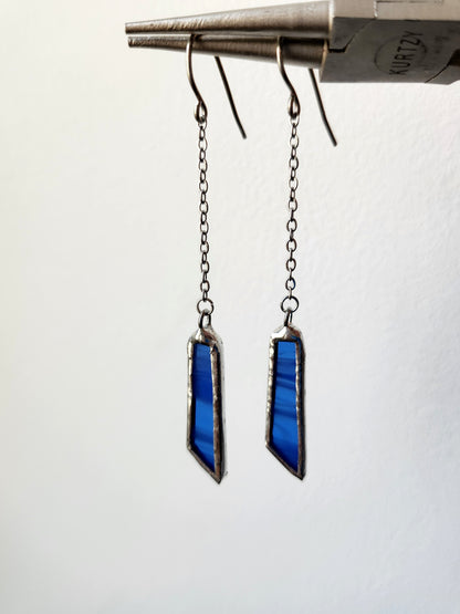 Boucles d’oreilles géométriques asymétriques en vitrail