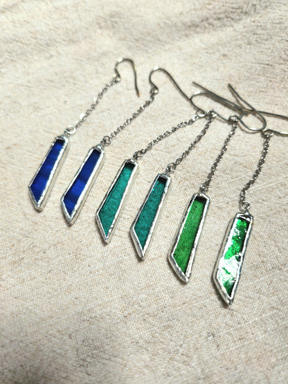 Boucles d’oreilles géométriques asymétriques en vitrail