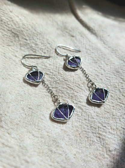 Boucles d’oreilles vitrail lavande – verre violet translucide, crochets cuivre, idée cadeau originale