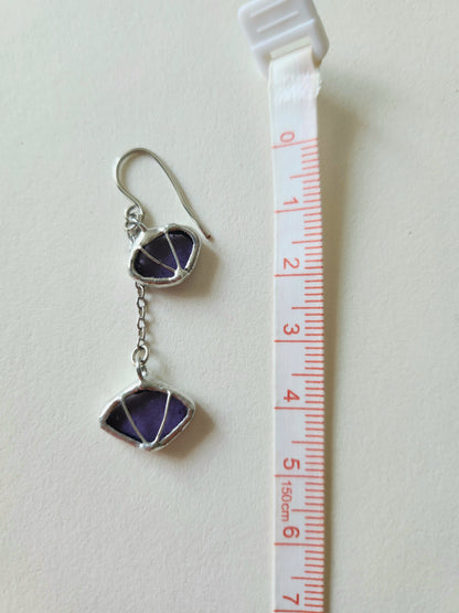 Boucles d’oreilles vitrail lavande – verre violet translucide, crochets cuivre, idée cadeau originale